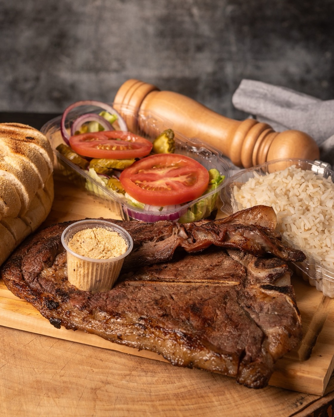 Prato executivo com carne grelhada, arroz e acompanhamentos