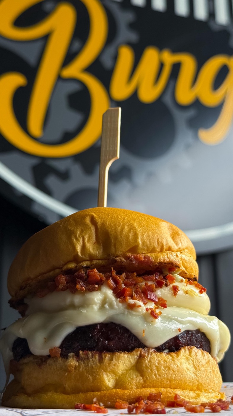 Burger artesanal com bacon e queijo derretido