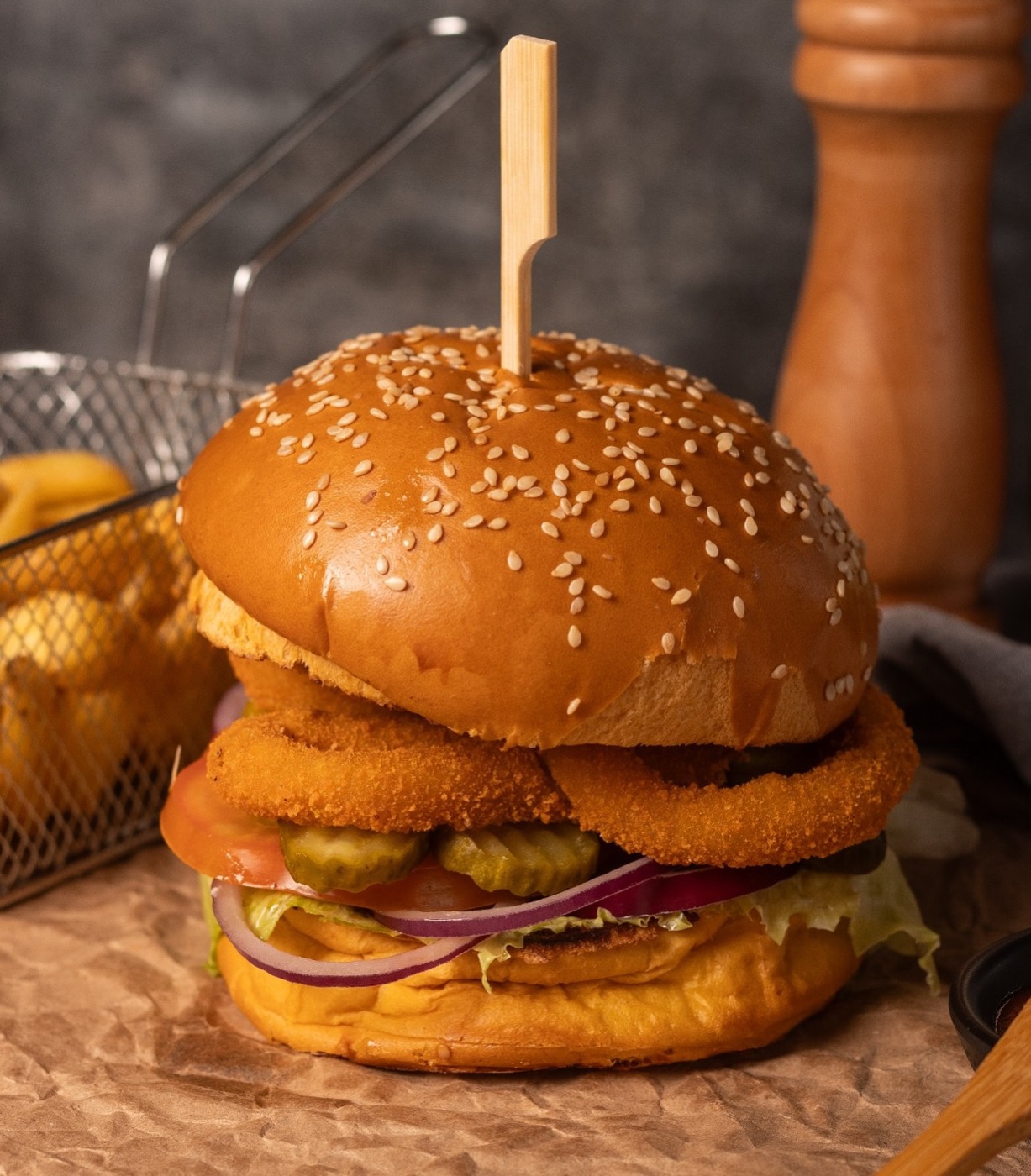 Burger com onion rings empilhadas