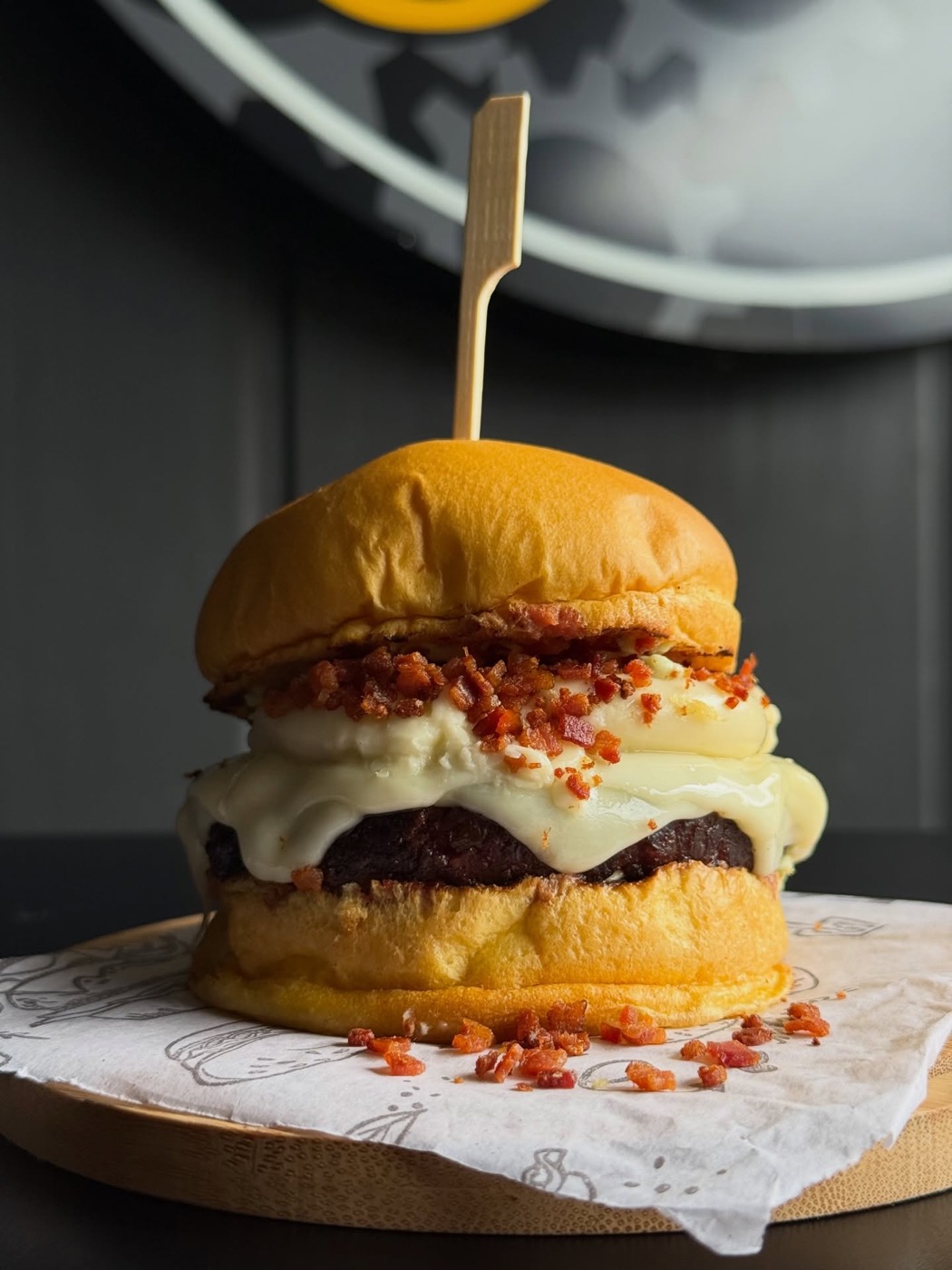 Burger com molho de queijo e bacon