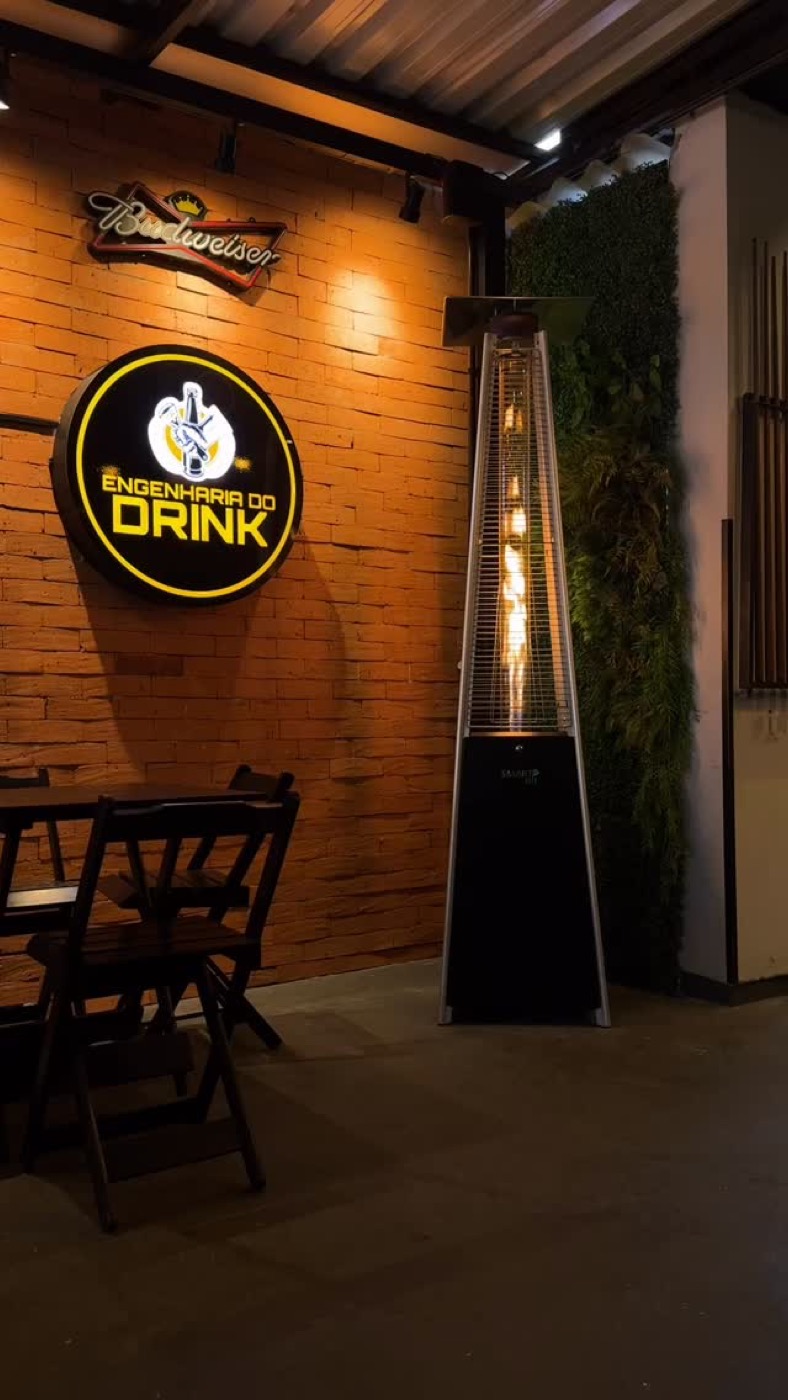 Pátio externo da Engenharia com aquecedor e letreiro